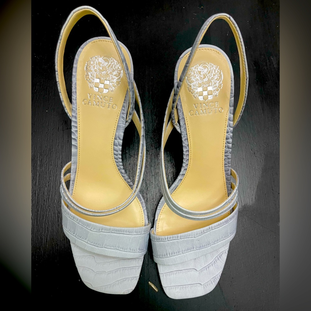 NWOT VINCE CAMUTO Shavesha Sandals